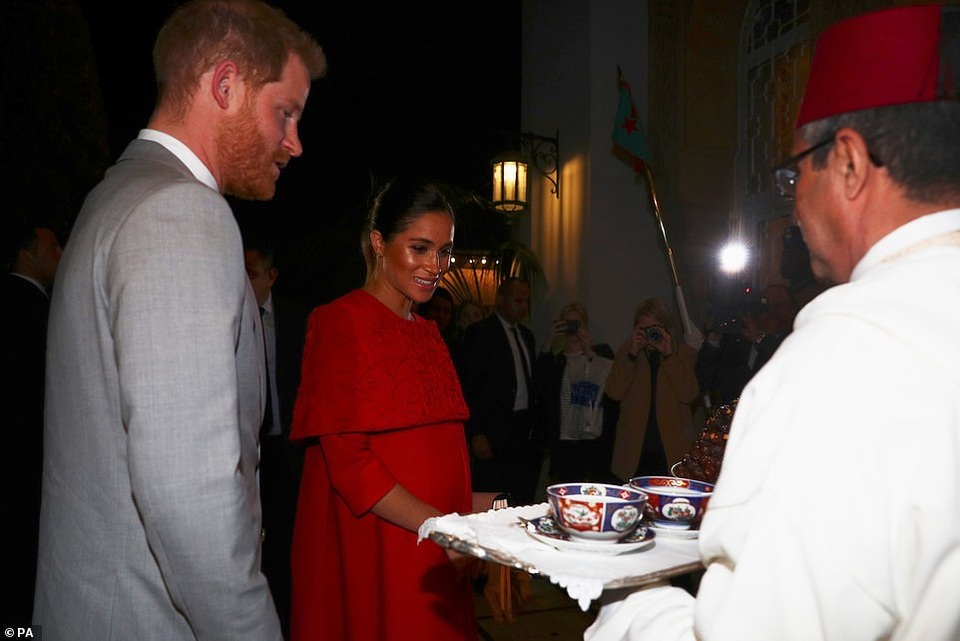 Bà bầu Meghan Markle kiều diễm với váy đỏ  - 10