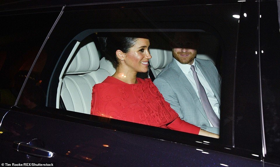 Bà bầu Meghan Markle kiều diễm với váy đỏ  - 9