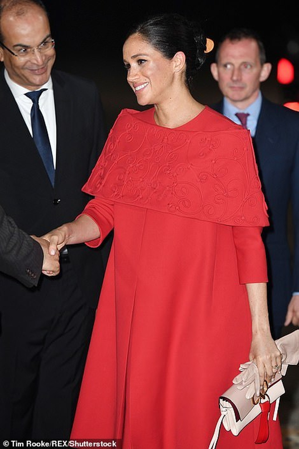 Bà bầu Meghan Markle kiều diễm với váy đỏ  - 13