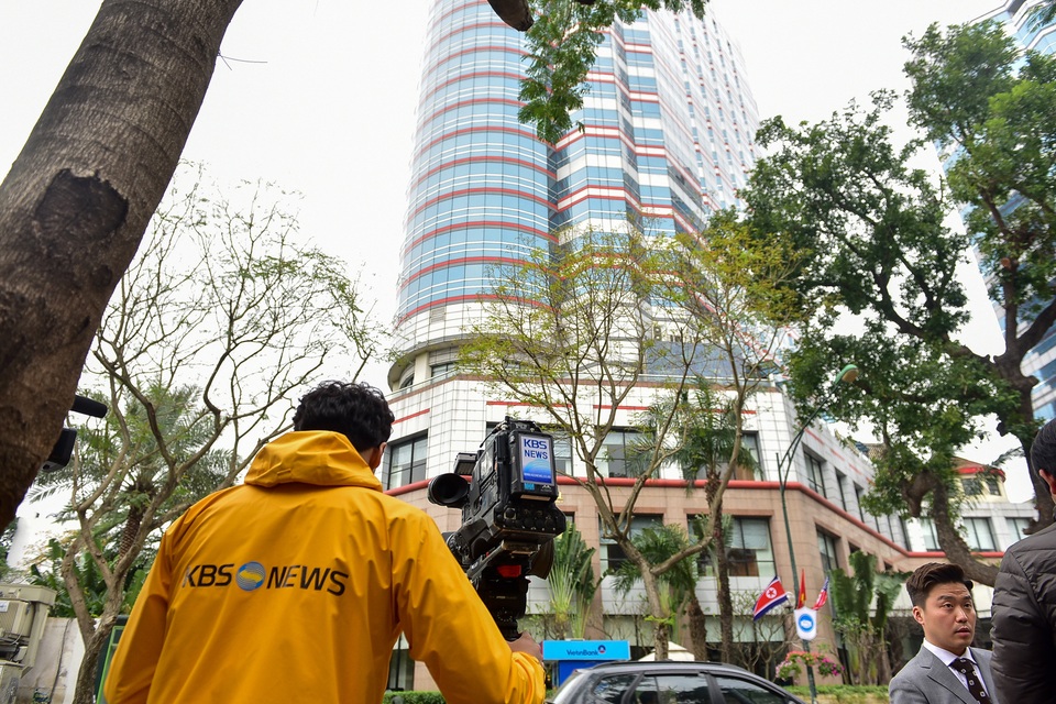 Hàng chục phóng viên vây quanh khách sạn có đoàn Triều Tiên - 5 Hàng chục phóng viên vây quanh khách sạn có đoàn Triều Tiên - 5