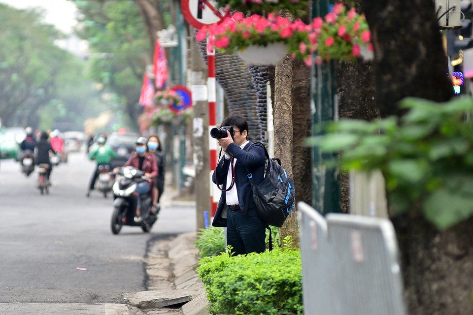 Hàng chục phóng viên vây quanh khách sạn có đoàn Triều Tiên - 9 Hàng chục phóng viên vây quanh khách sạn có đoàn Triều Tiên - 9