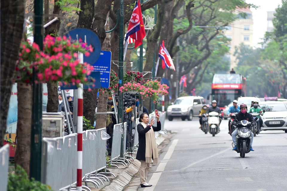 Hàng chục phóng viên vây quanh khách sạn có đoàn Triều Tiên - 11 Hàng chục phóng viên vây quanh khách sạn có đoàn Triều Tiên - 11