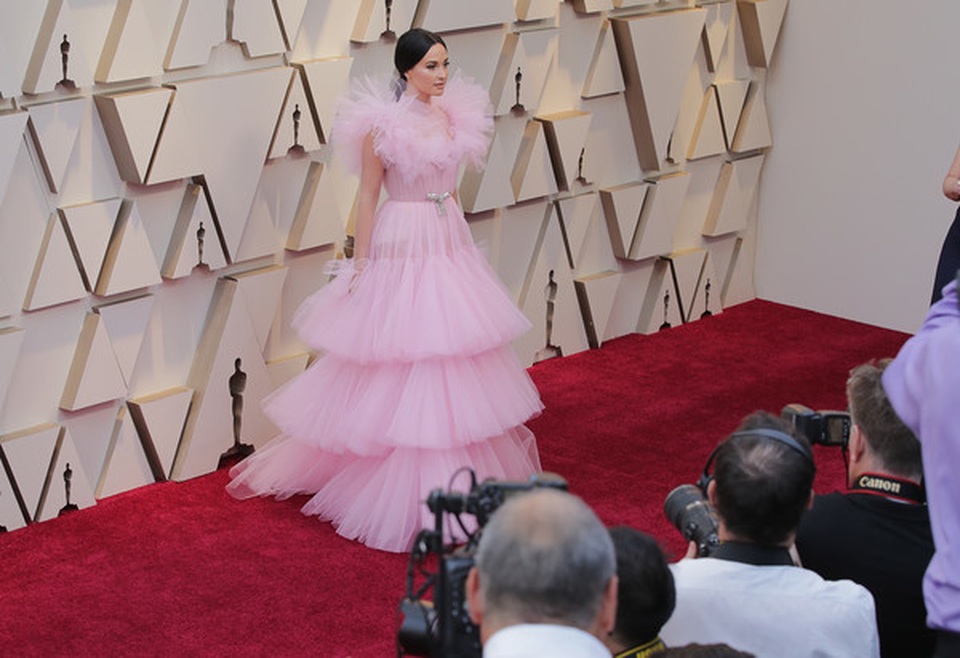 Minh tinh Hollywood khoe váy áo lộng lẫy trên thảm đỏ Oscar 2019 - 42 Minh tinh Hollywood khoe váy áo lộng lẫy trên thảm đỏ Oscar 2019 - 42