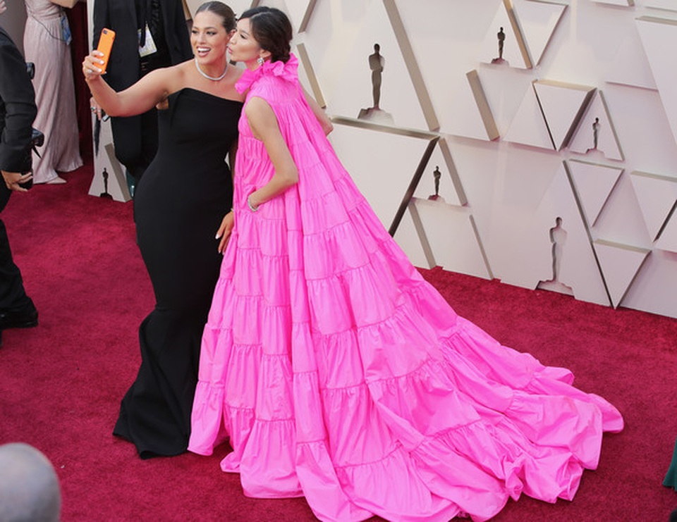 Minh tinh Hollywood khoe váy áo lộng lẫy trên thảm đỏ Oscar 2019 - 43 Minh tinh Hollywood khoe váy áo lộng lẫy trên thảm đỏ Oscar 2019 - 43