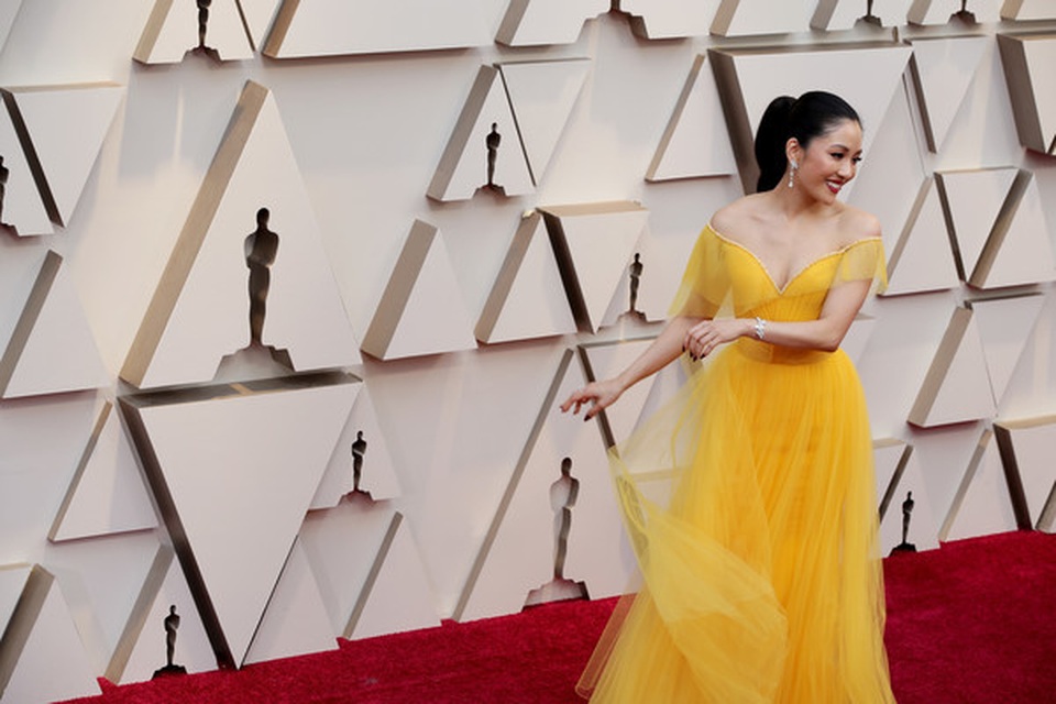 Minh tinh Hollywood khoe váy áo lộng lẫy trên thảm đỏ Oscar 2019 - 29 Minh tinh Hollywood khoe váy áo lộng lẫy trên thảm đỏ Oscar 2019 - 29