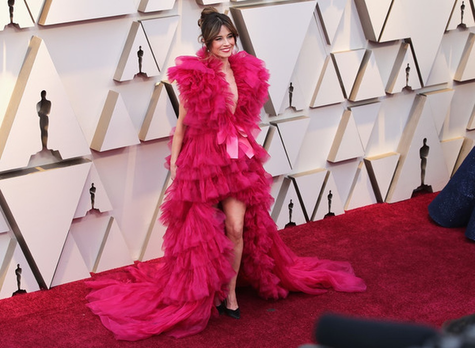 Minh tinh Hollywood khoe váy áo lộng lẫy trên thảm đỏ Oscar 2019 - 39 Minh tinh Hollywood khoe váy áo lộng lẫy trên thảm đỏ Oscar 2019 - 39