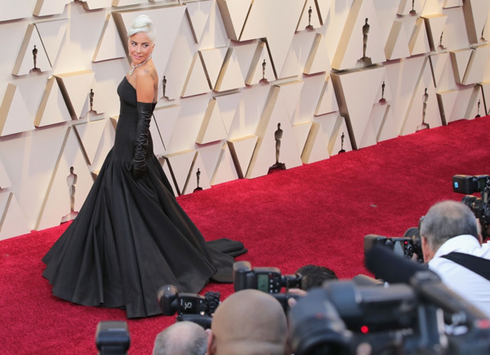 Minh tinh Hollywood khoe váy áo lộng lẫy trên thảm đỏ Oscar 2019 - 55 Minh tinh Hollywood khoe váy áo lộng lẫy trên thảm đỏ Oscar 2019 - 55
