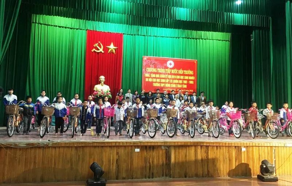 Gần 100 chiếc xe đạp “tiếp bước đến trường” cho học sinh nghèo - 1 Gần 100 chiếc xe đạp “tiếp bước đến trường” cho học sinh nghèo - 1