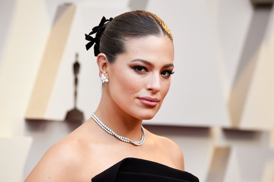 Minh tinh Hollywood khoe váy áo lộng lẫy trên thảm đỏ Oscar 2019 - 27 Minh tinh Hollywood khoe váy áo lộng lẫy trên thảm đỏ Oscar 2019 - 27