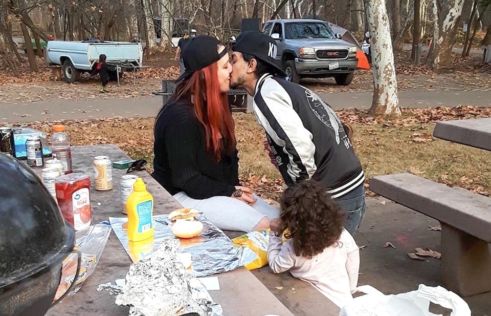 Cặp đôi hẹn hò trên livestream đính hôn ngay lần đầu gặp mặt - 2