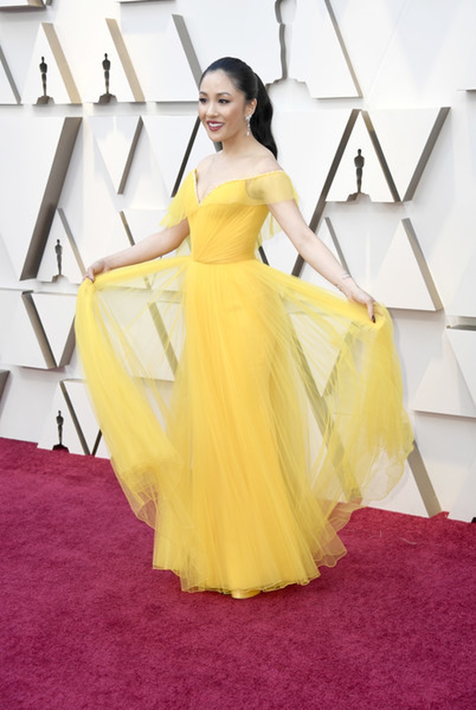Minh tinh Hollywood khoe váy áo lộng lẫy trên thảm đỏ Oscar 2019 - 32 Minh tinh Hollywood khoe váy áo lộng lẫy trên thảm đỏ Oscar 2019 - 32