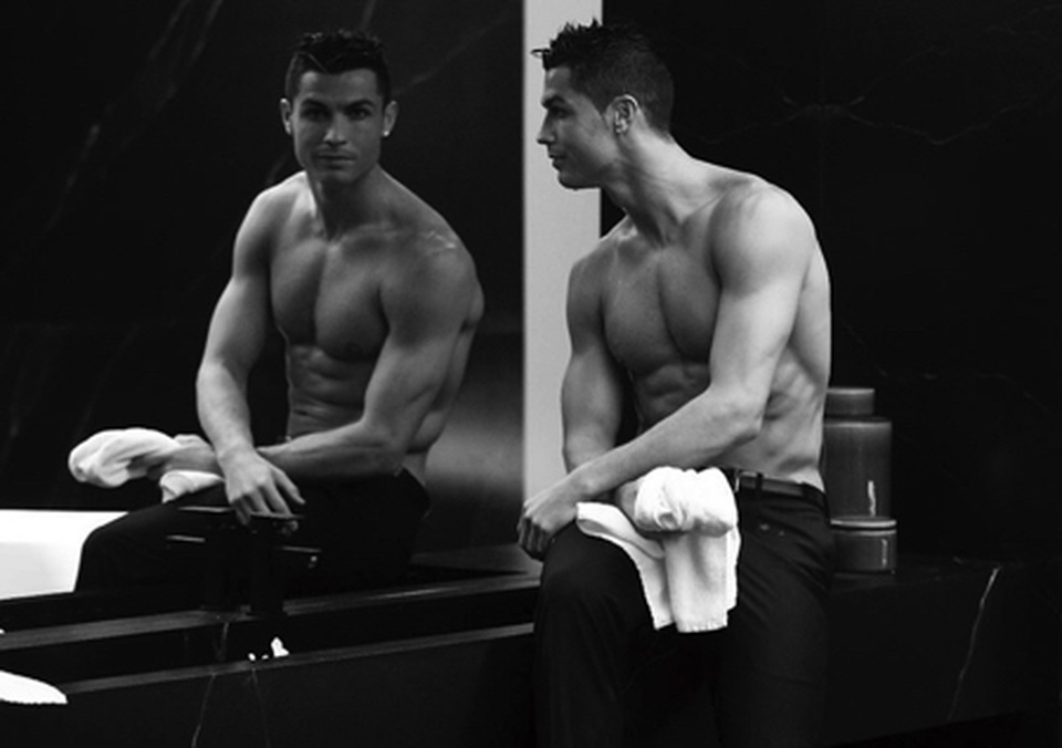 CR7 bất ngờ bị tố phẫu thuật thẩm mỹ vì… đẹp không tì vết - 2