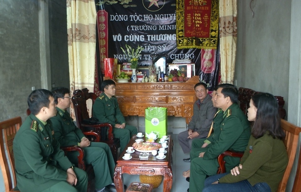 Trao quà hỗ trợ gia đình 2 chiến sĩ biên phòng bị lũ cuốn trôi - 1 Trao quà hỗ trợ gia đình 2 chiến sĩ biên phòng bị lũ cuốn trôi - 1