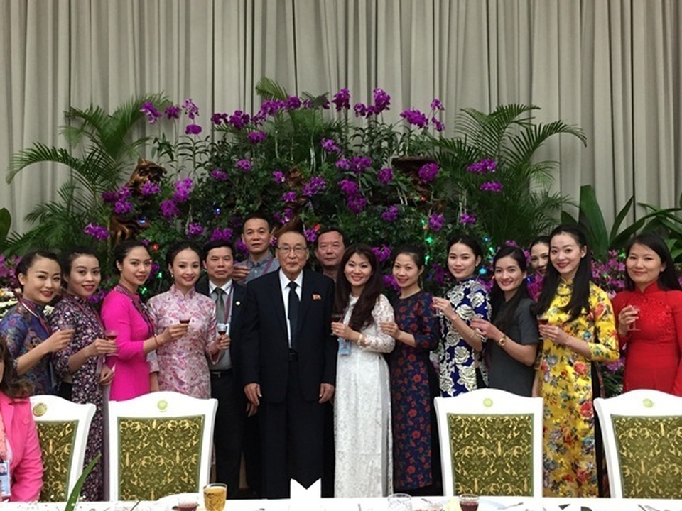 Đoàn Việt Nam chụp ảnh kỉ niệm cùng Phó Chủ tịch Quốc hội Triều Tiên.