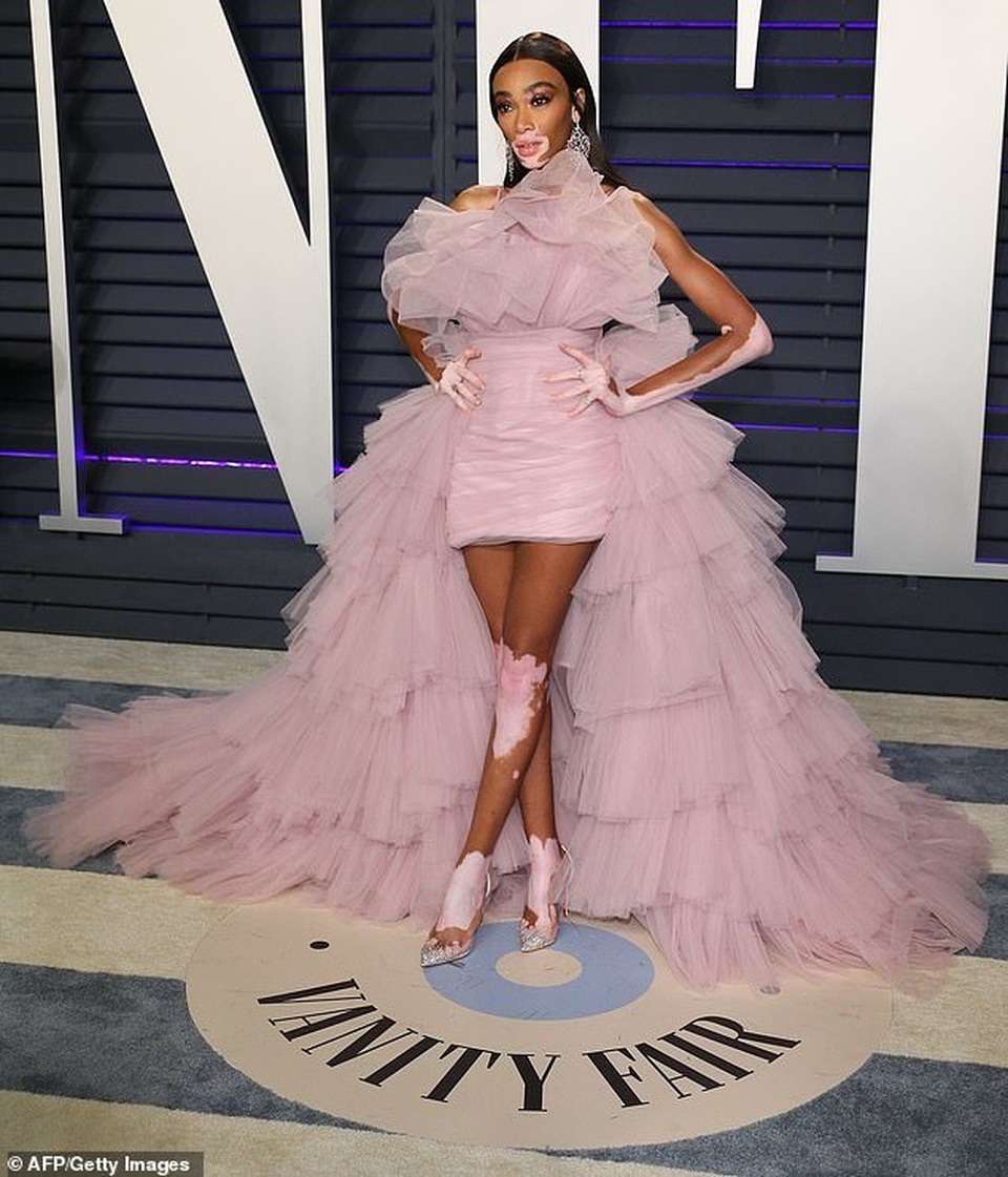 Siêu mẫu bạch biến diện váy sành điệu dự tiệc Oscar  - 2