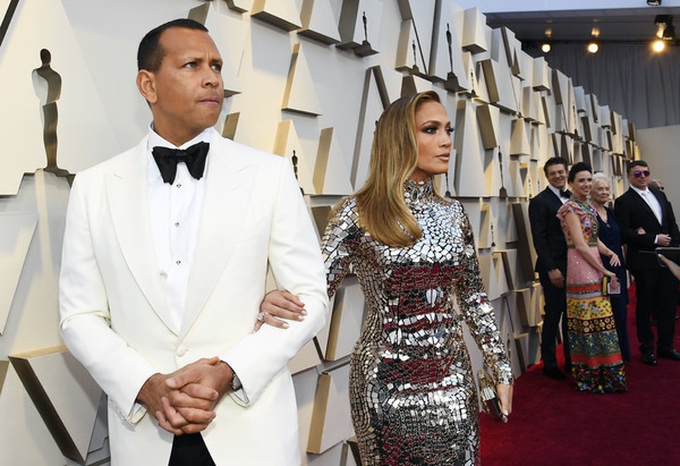 Minh tinh Hollywood khoe váy áo lộng lẫy trên thảm đỏ Oscar 2019 - 22 Minh tinh Hollywood khoe váy áo lộng lẫy trên thảm đỏ Oscar 2019 - 22