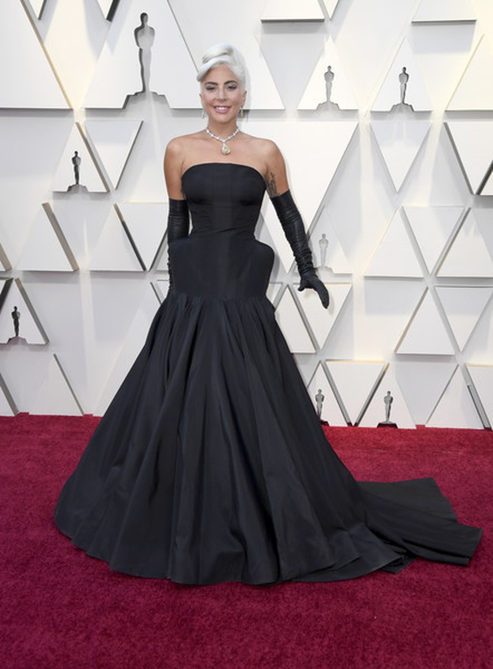 Minh tinh Hollywood khoe váy áo lộng lẫy trên thảm đỏ Oscar 2019 - 59 Minh tinh Hollywood khoe váy áo lộng lẫy trên thảm đỏ Oscar 2019 - 59