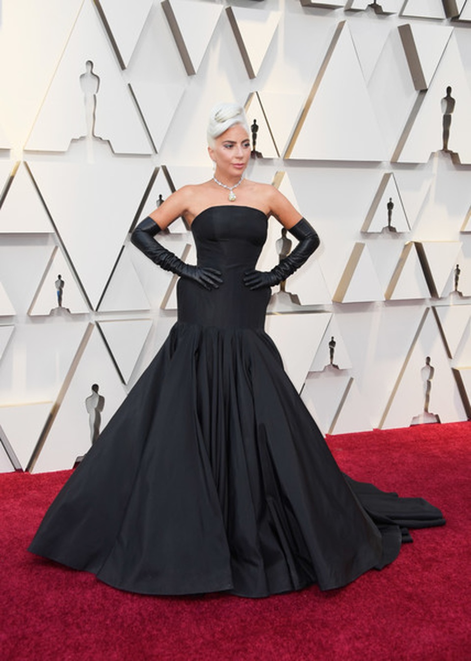Minh tinh Hollywood khoe váy áo lộng lẫy trên thảm đỏ Oscar 2019 - 58 Minh tinh Hollywood khoe váy áo lộng lẫy trên thảm đỏ Oscar 2019 - 58