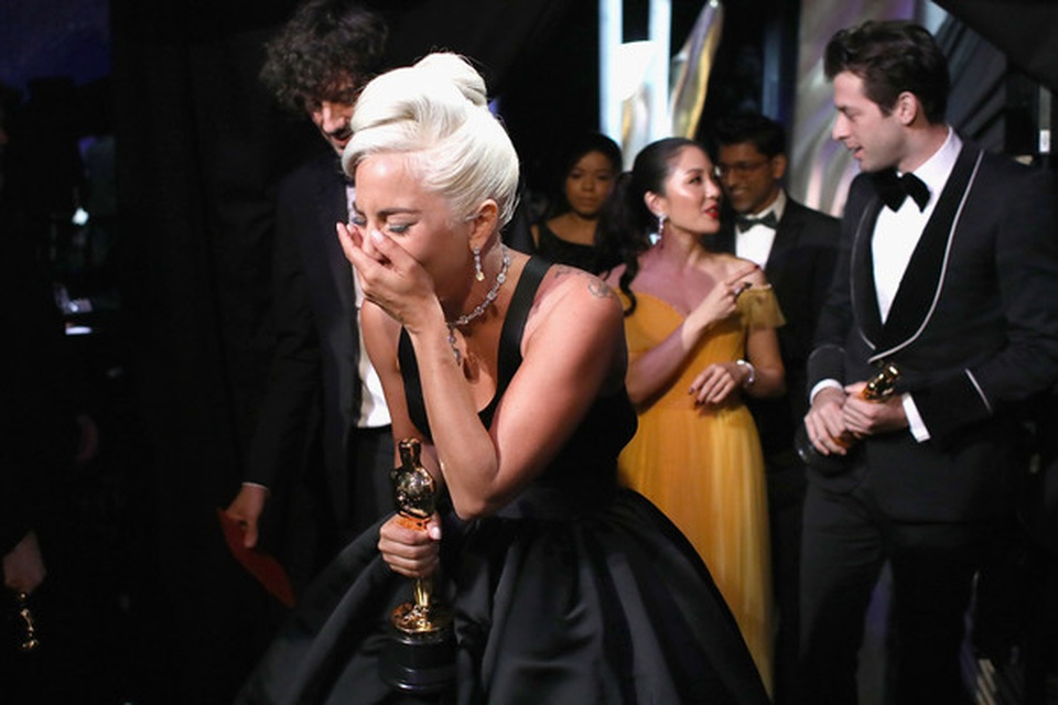 Lady Gaga khóc như mưa sau khi nhận giải Oscar - 9 Lady Gaga khóc như mưa sau khi nhận giải Oscar - 9