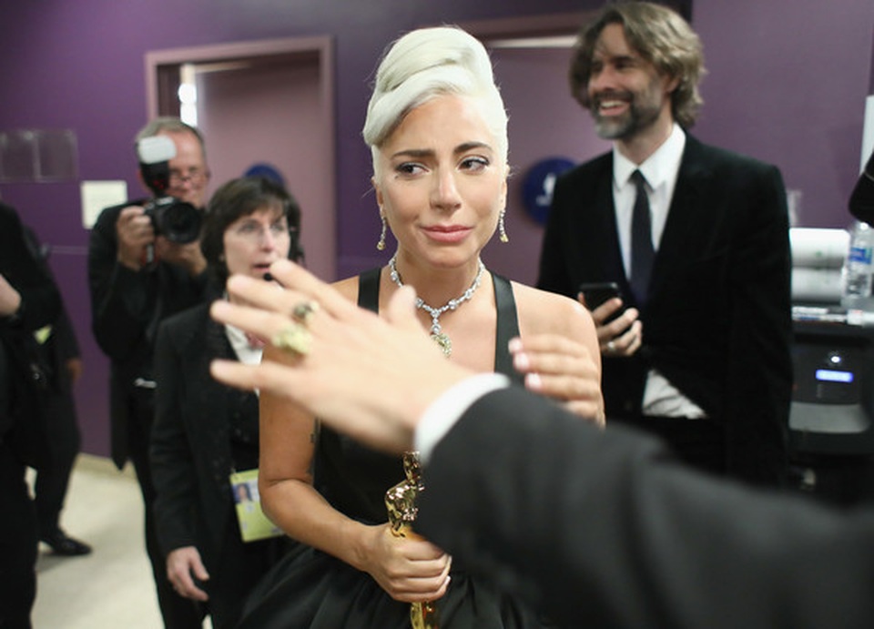 Lady Gaga khóc như mưa sau khi nhận giải Oscar - 14 Lady Gaga khóc như mưa sau khi nhận giải Oscar - 14