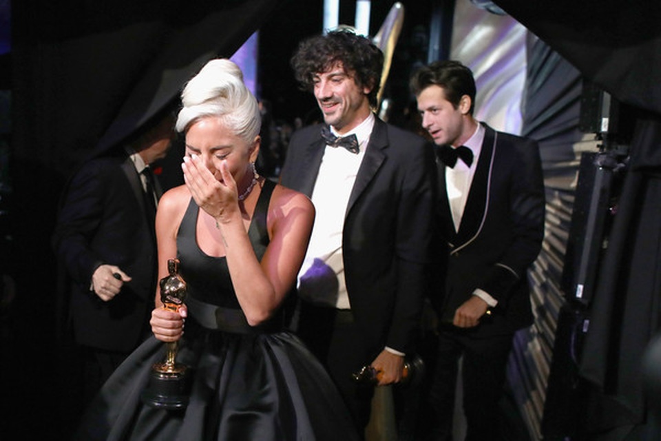 Lady Gaga khóc như mưa sau khi nhận giải Oscar - 10 Lady Gaga khóc như mưa sau khi nhận giải Oscar - 10