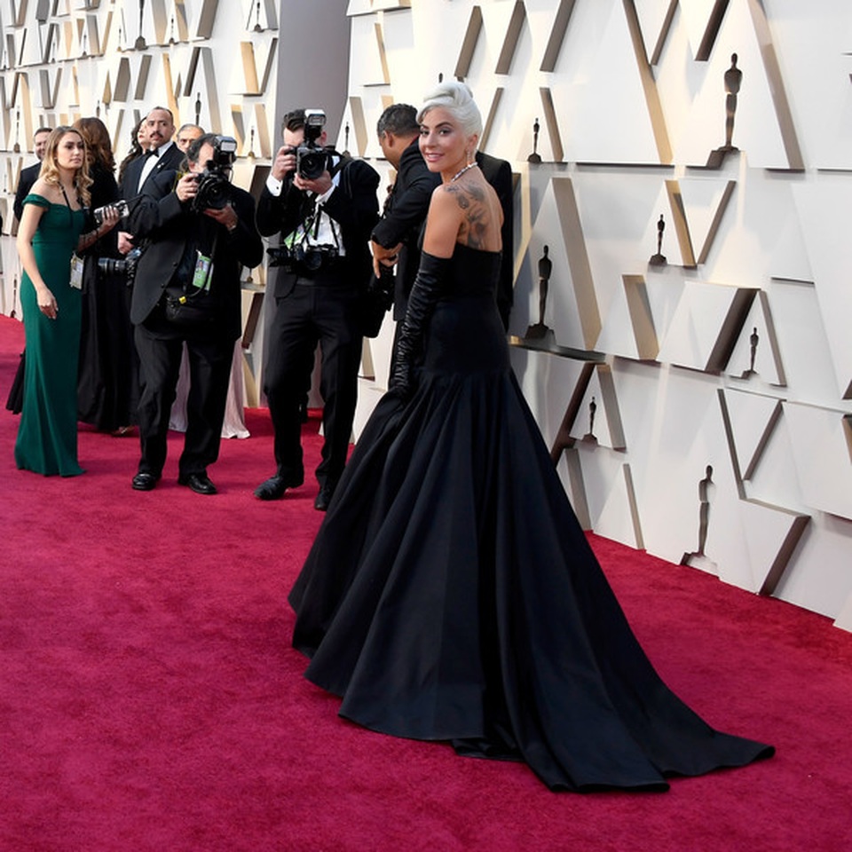 Minh tinh Hollywood khoe váy áo lộng lẫy trên thảm đỏ Oscar 2019 - 56 Minh tinh Hollywood khoe váy áo lộng lẫy trên thảm đỏ Oscar 2019 - 56