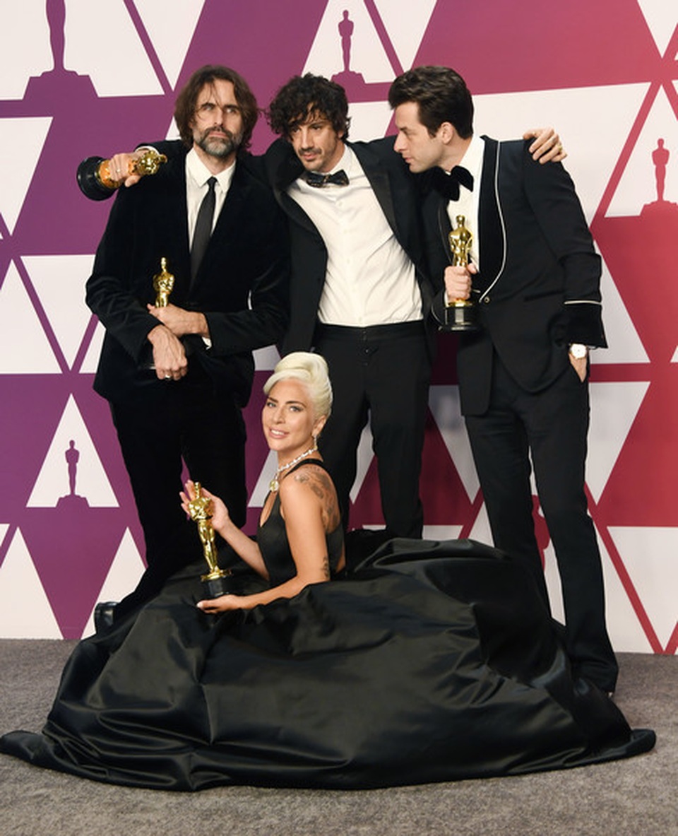 Lady Gaga khóc như mưa sau khi nhận giải Oscar - 1 Lady Gaga khóc như mưa sau khi nhận giải Oscar - 1