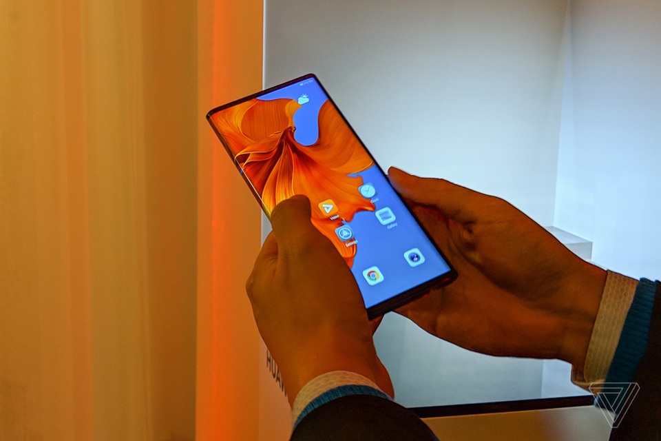 Huawei trình làng smartphone có thể gập được Mate X với thiết kế độc đáo - 2 Huawei trình làng smartphone có thể gập được Mate X với thiết kế độc đáo - 2