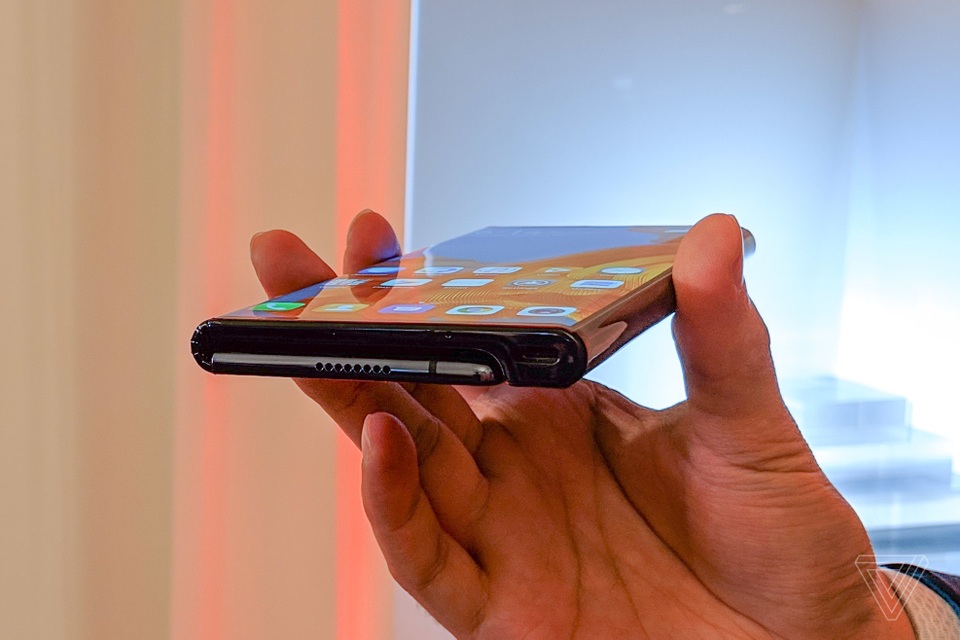 Huawei trình làng smartphone có thể gập được Mate X với thiết kế độc đáo - 5 Huawei trình làng smartphone có thể gập được Mate X với thiết kế độc đáo - 5