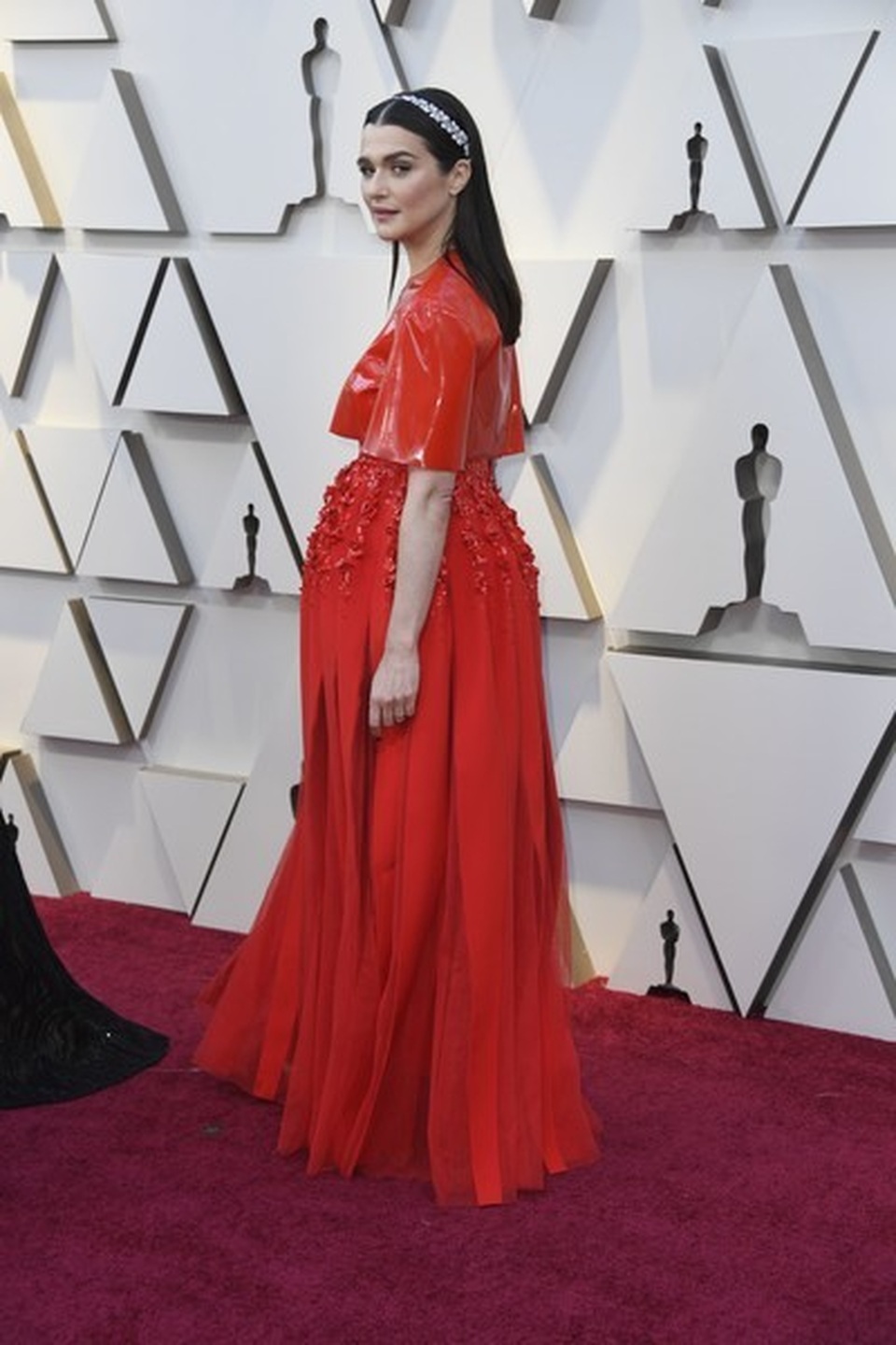 Minh tinh Hollywood khoe váy áo lộng lẫy trên thảm đỏ Oscar 2019 - 5 Minh tinh Hollywood khoe váy áo lộng lẫy trên thảm đỏ Oscar 2019 - 5
