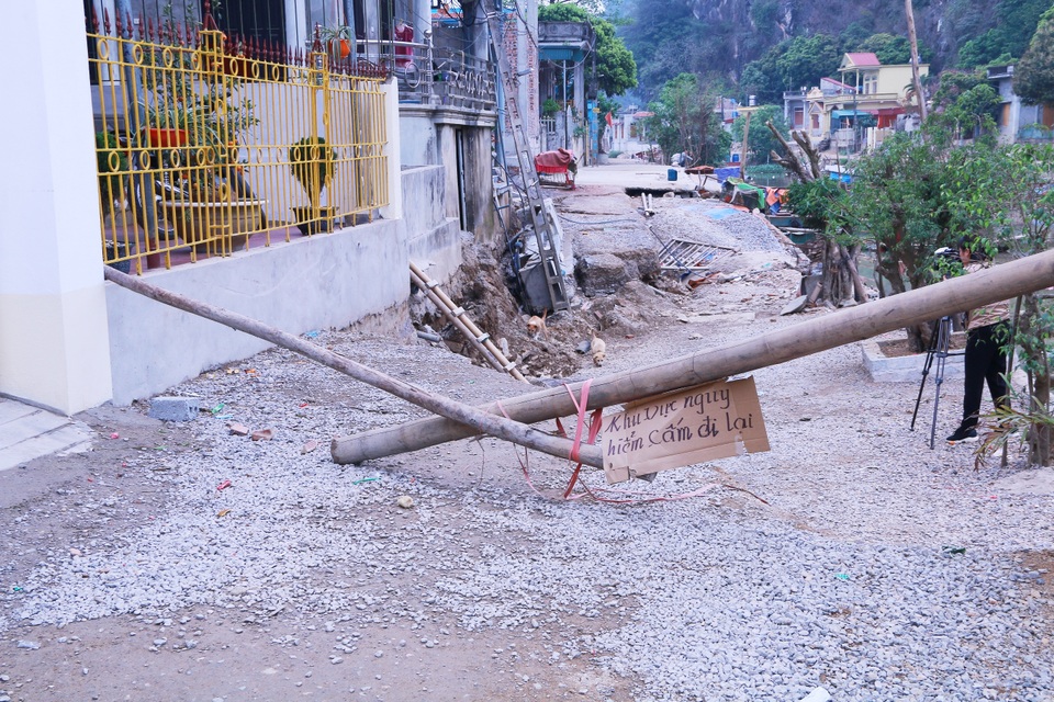 Đường bất ngờ sụt lún, dân nửa đêm chạy tán loạn lo nhà sập - 2 Đường bất ngờ sụt lún, dân nửa đêm chạy tán loạn lo nhà sập - 2