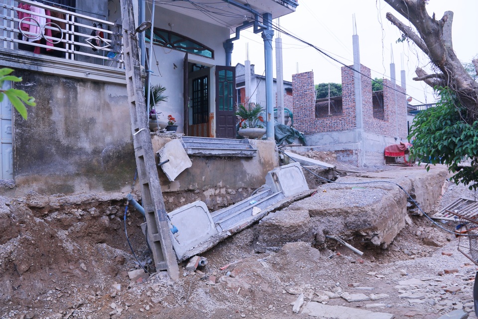 Đường bất ngờ sụt lún, dân nửa đêm chạy tán loạn lo nhà sập - 8 Đường bất ngờ sụt lún, dân nửa đêm chạy tán loạn lo nhà sập - 8