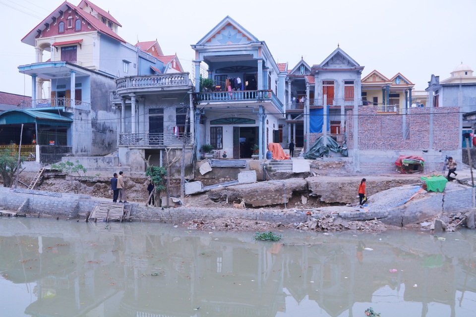 Đường bất ngờ sụt lún, dân nửa đêm chạy tán loạn lo nhà sập - 1 Đường bất ngờ sụt lún, dân nửa đêm chạy tán loạn lo nhà sập - 1
