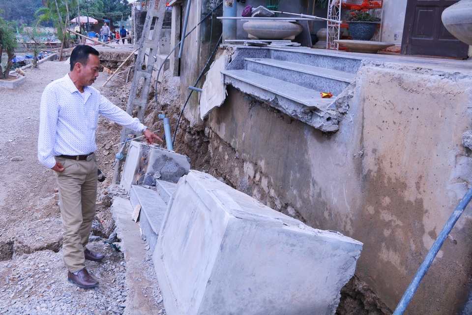 Đường bất ngờ sụt lún, dân nửa đêm chạy tán loạn lo nhà sập - 5 Đường bất ngờ sụt lún, dân nửa đêm chạy tán loạn lo nhà sập - 5