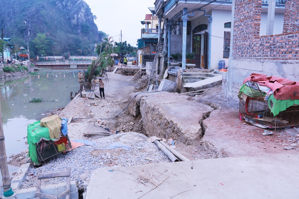 Đường bất ngờ sụt lún, dân nửa đêm chạy tán loạn lo nhà sập - 4 Đường bất ngờ sụt lún, dân nửa đêm chạy tán loạn lo nhà sập - 4