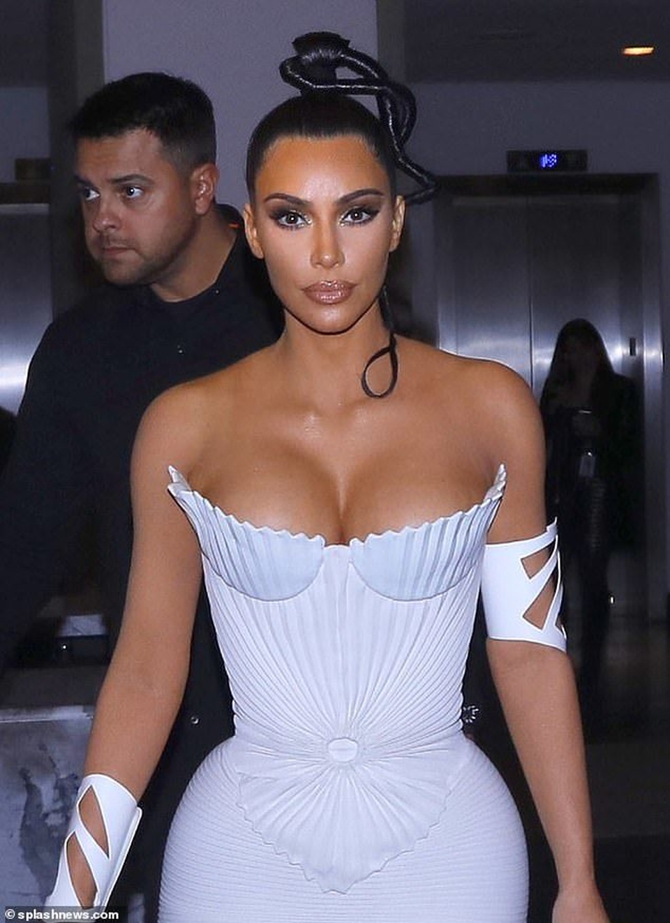 Kim Kardashian diện váy phô vòng một - 7 Kim Kardashian diện váy phô vòng một - 7