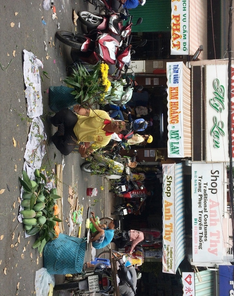 Chợ hoa Tết, vì sao không để tồn tại theo cơ chế cung - cầu? - 1