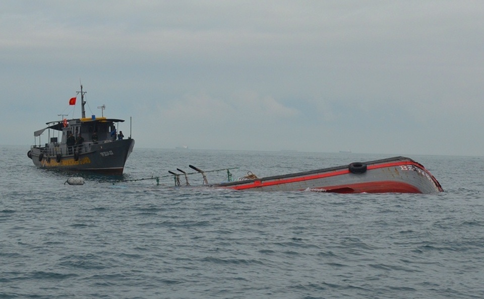Tàu cá va chạm tàu hàng, 1 ngư dân tử nạn, 1 mất tích - 1 Tàu cá va chạm tàu hàng, 1 ngư dân tử nạn, 1 mất tích - 1