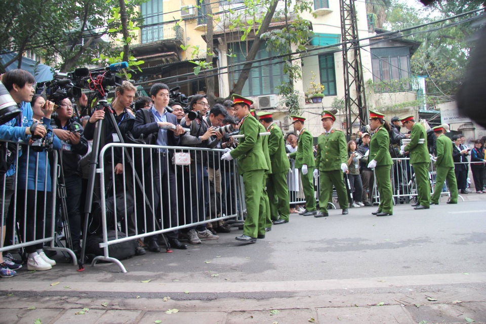 Chủ tịch Kim Jong-un thăm Đại sứ quán Triều Tiên tại Hà Nội - 6 Chủ tịch Kim Jong-un thăm Đại sứ quán Triều Tiên tại Hà Nội - 6