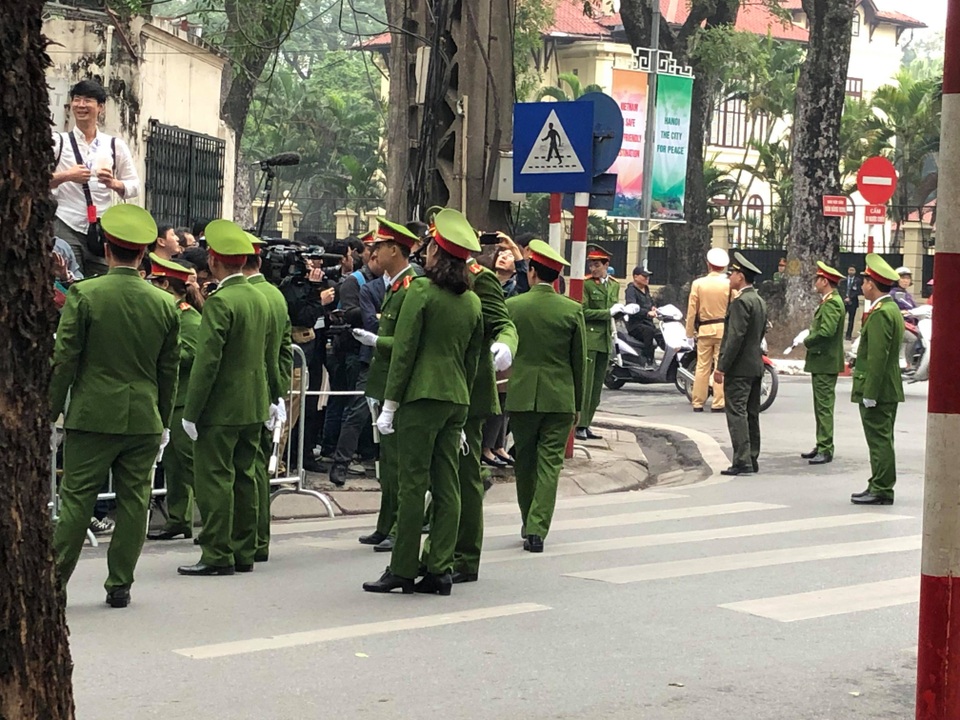 Chủ tịch Kim Jong-un thăm Đại sứ quán Triều Tiên tại Hà Nội - 9 Chủ tịch Kim Jong-un thăm Đại sứ quán Triều Tiên tại Hà Nội - 9