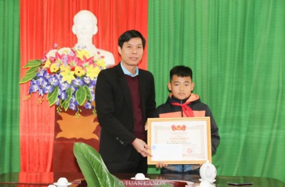 Tặng Bằng khen cho học sinh lao mình xuống kênh cứu bạn khỏi đuối nước - 2 Tặng Bằng khen cho học sinh lao mình xuống kênh cứu bạn khỏi đuối nước - 2