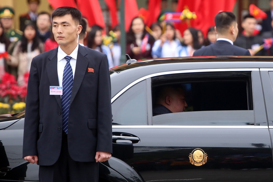 Dàn vệ sĩ chạy bộ bảo vệ ông Kim Jong-un tại Việt Nam - 16 Dàn vệ sĩ chạy bộ bảo vệ ông Kim Jong-un tại Việt Nam - 16