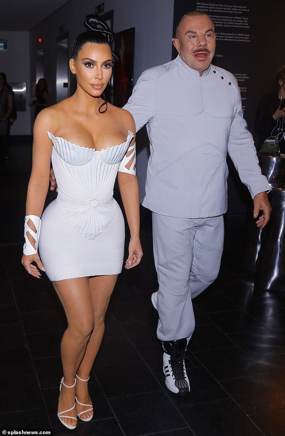 Kim Kardashian diện váy phô vòng một - 8 Kim Kardashian diện váy phô vòng một - 8