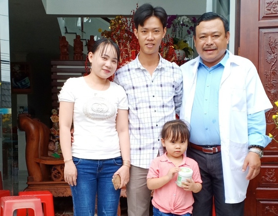Vợ chồng anh Thông ở huyện Tam Bình (tỉnh Vĩnh Long) đưa con gái đến chúc mừng, cảm ơn Bác sĩ Lâm khi chữa thành công hiếm muộn. Vợ chồng anh Thông ở huyện Tam Bình (tỉnh Vĩnh Long) đưa con gái đến chúc mừng, cảm ơn Bác sĩ Lâm khi chữa thành công hiếm muộn.