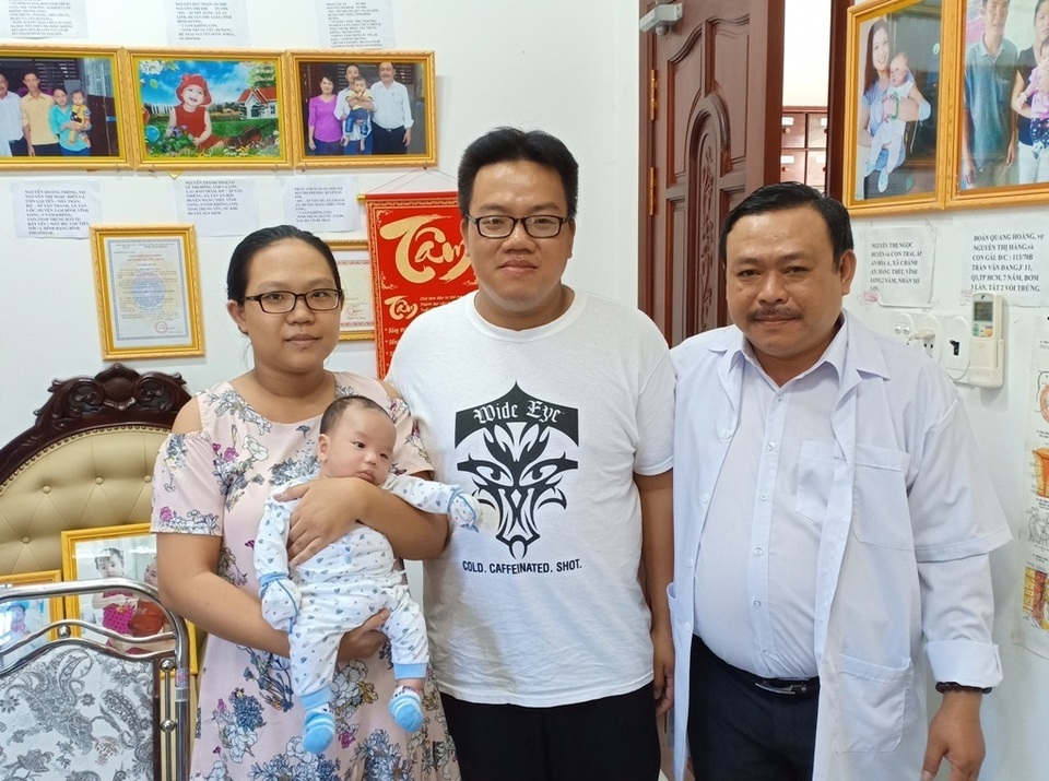 Vợ chồng anh Phước ở TP. Rạch Giá (tỉnh Kiên Giang) đến cảm ơn Bác sĩ Lâm sau khi vợ hạ sinh đứa con đầu lòng. Vợ chồng anh Phước ở TP. Rạch Giá (tỉnh Kiên Giang) đến cảm ơn Bác sĩ Lâm sau khi vợ hạ sinh đứa con đầu lòng.