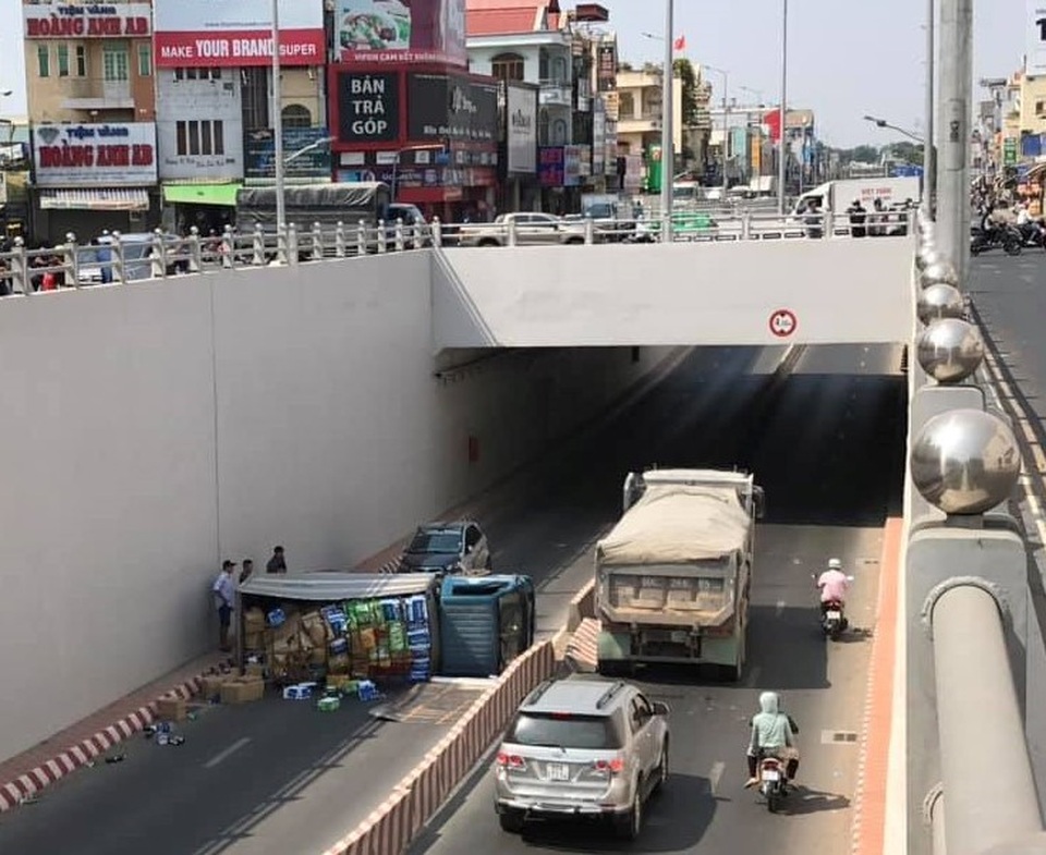 Người dân giúp tài xế gom hàng trăm thùng nước khi xe tải lật - 1 Người dân giúp tài xế gom hàng trăm thùng nước khi xe tải lật - 1