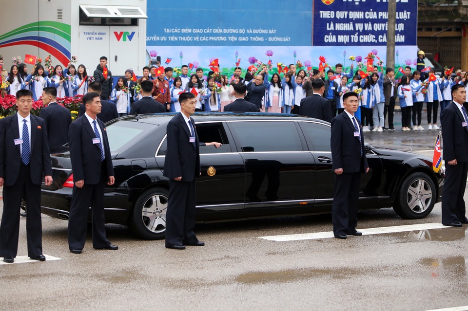 Dàn vệ sĩ chạy bộ bảo vệ ông Kim Jong-un tại Việt Nam - 6 Dàn vệ sĩ chạy bộ bảo vệ ông Kim Jong-un tại Việt Nam - 6