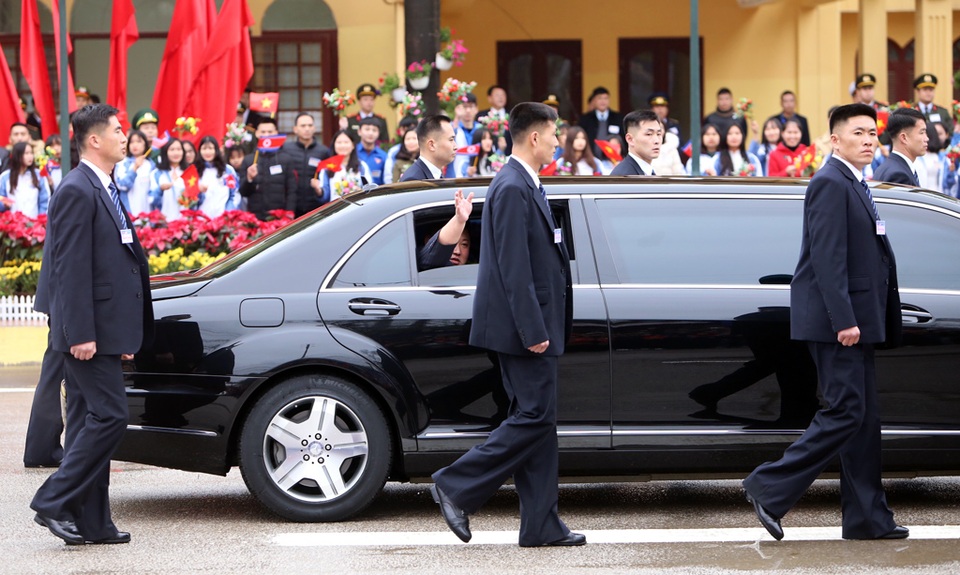 Dàn vệ sĩ chạy bộ bảo vệ ông Kim Jong-un tại Việt Nam - 12 Dàn vệ sĩ chạy bộ bảo vệ ông Kim Jong-un tại Việt Nam - 12