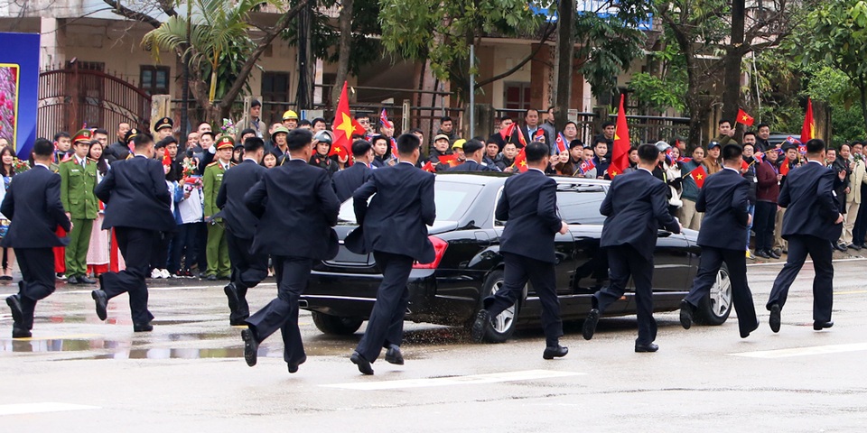 Dàn vệ sĩ chạy bộ bảo vệ ông Kim Jong-un tại Việt Nam - 7 Dàn vệ sĩ chạy bộ bảo vệ ông Kim Jong-un tại Việt Nam - 7