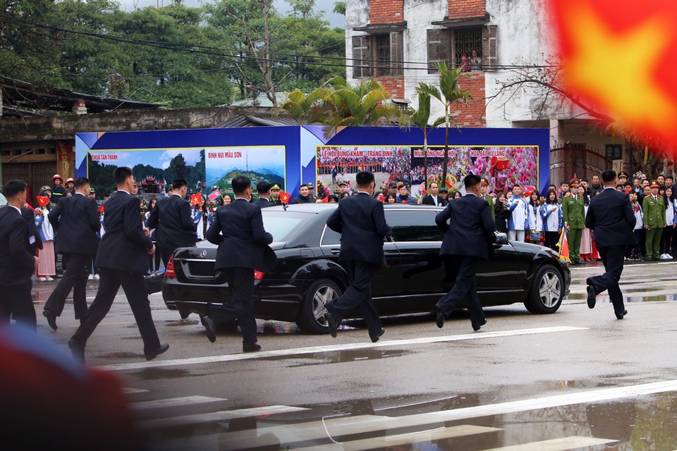 Dàn vệ sĩ chạy bộ bảo vệ ông Kim Jong-un tại Việt Nam - 13 Dàn vệ sĩ chạy bộ bảo vệ ông Kim Jong-un tại Việt Nam - 13